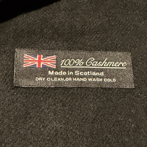 Oversized unisex 100% cashmere soft & cozy fringed scarf from Scotland - EUC! - Picture 2 of 6